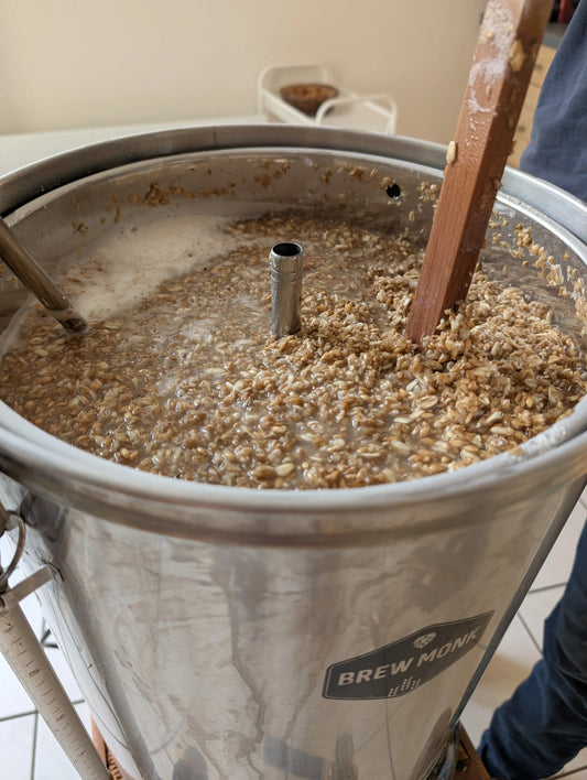 Comment brasser sa propre bière à la maison : le guide complet pour débuter le brassage amateur - La Bulle Bizarre